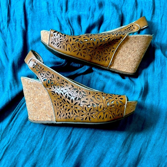 KENNETH COLE BROWN FLOWER WEDGE SLING BACKS - Picture 6 of 9